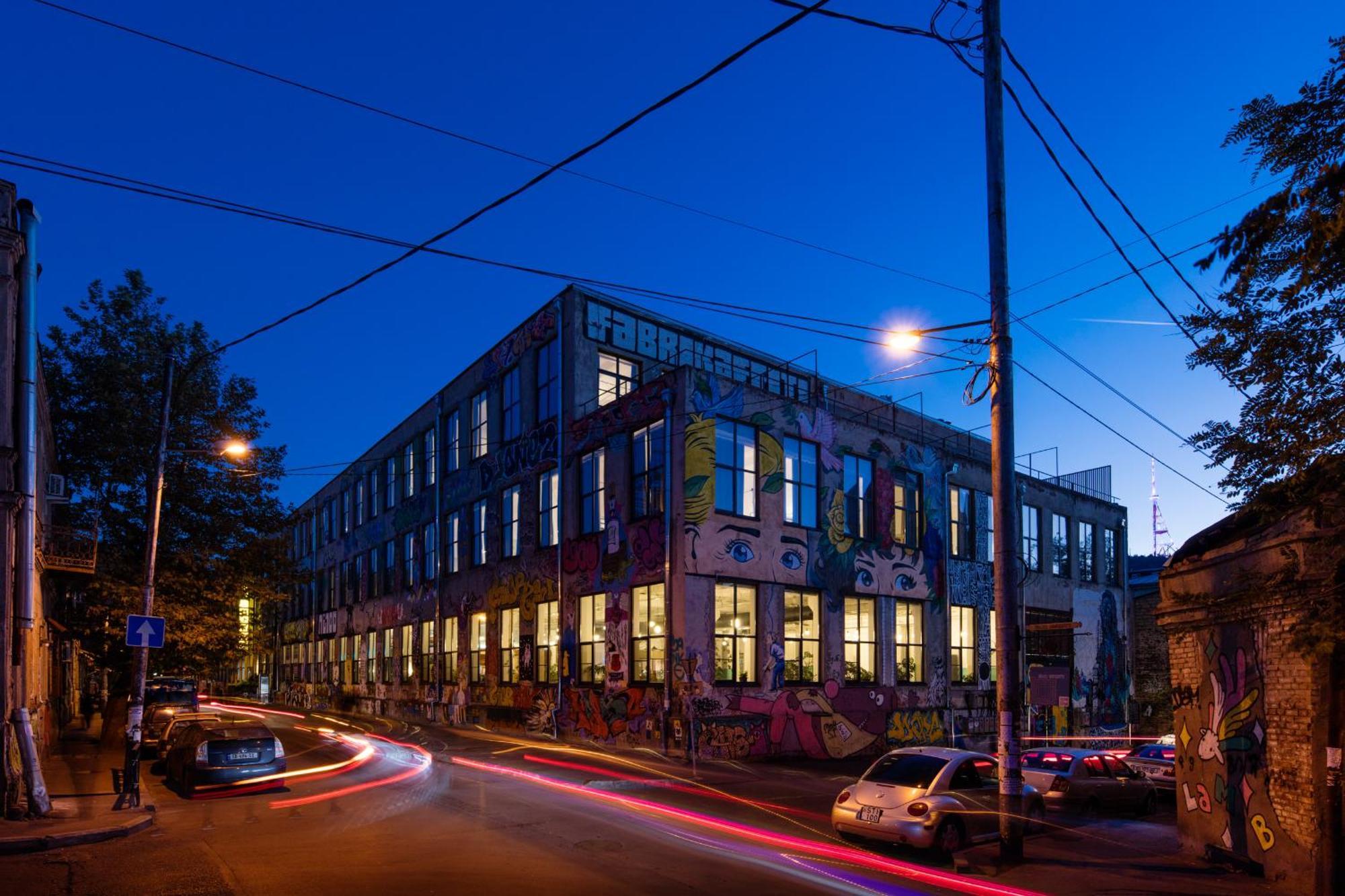 Fabrika Hostel & Suites Tbilisi Exteriör bild